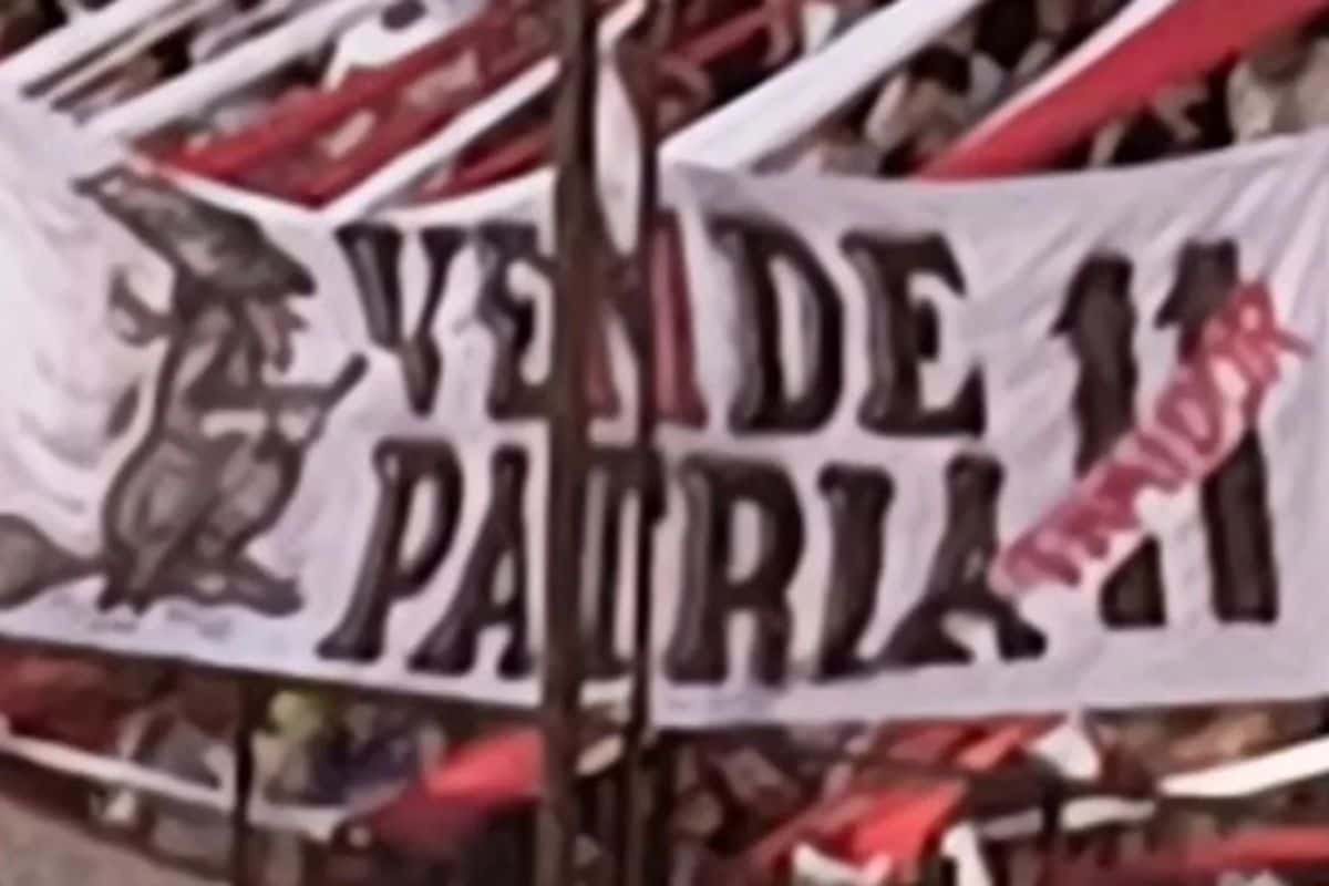 Polémica: la hinchada de Barracas colgó una bandera contra Verón