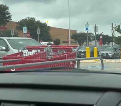 Video viral: una familia salió de compras y se olvidó a su bebé en el carrito del supermercado