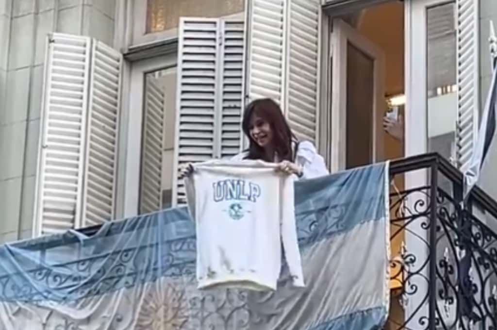 Marcha universitaria: Cristina Kirchner salió al balcón y agitó un buzo