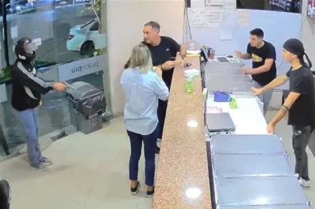 Chaco: un ladrón armado entró a una heladería y le robó a clientes y a empleados
