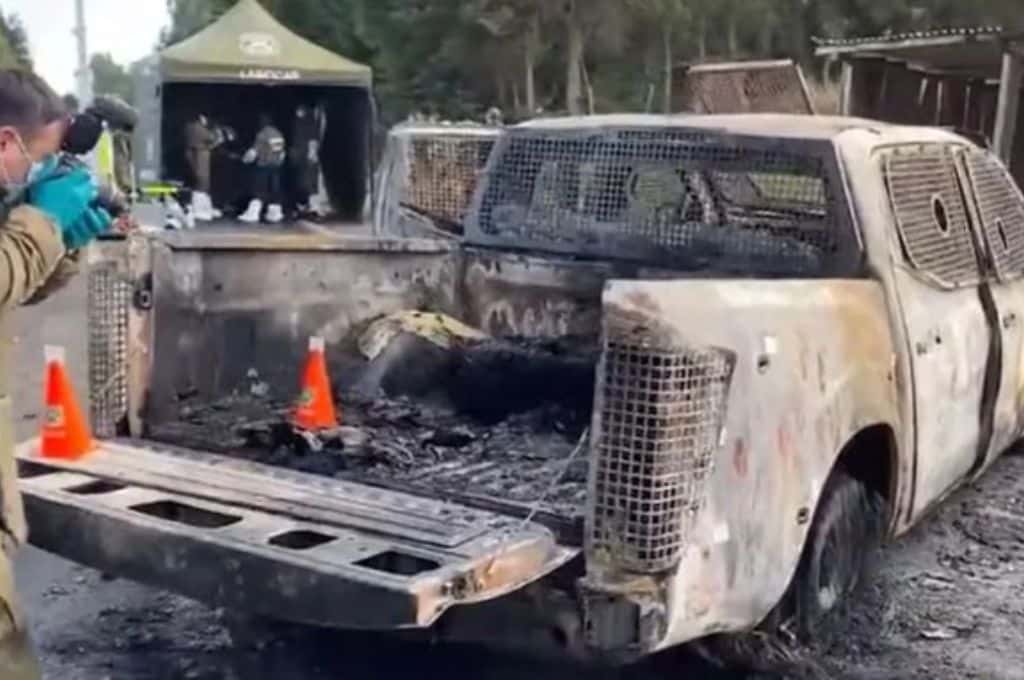 Conmoción en Chile: acribillaron y quemaron a tres carabineros dentro de una patrulla