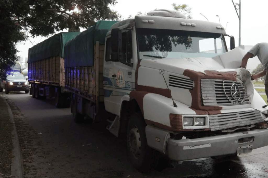 imagen Santa Fe: dos camiones chocaron en avenida 27 de Febrero
