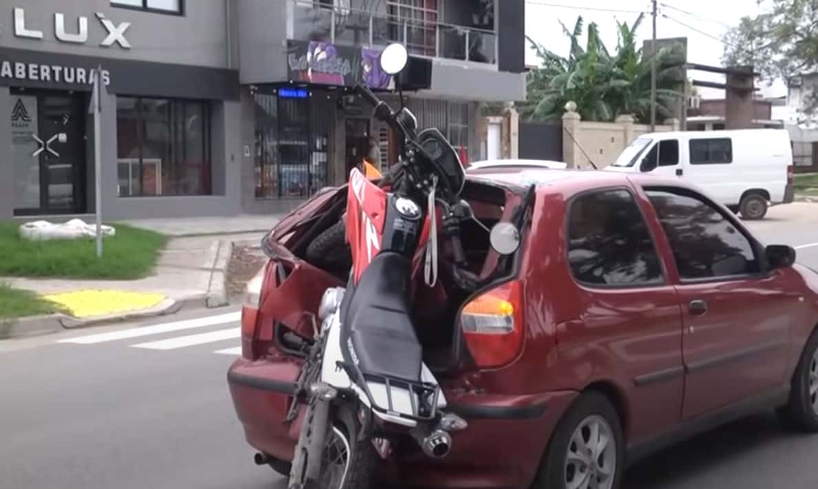 Un espectacular choque en Paraná terminó con una moto incrustada en el baúl de un auto