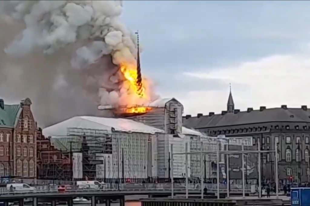 Voraz incendio en el histórico edificio de la Bolsa de Valores de Copenhague