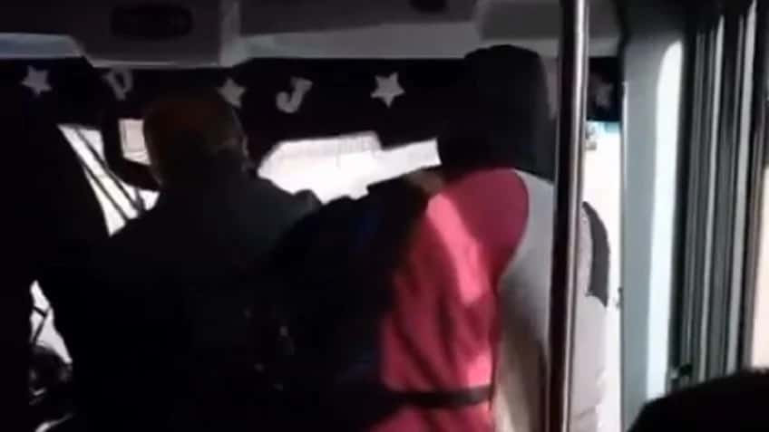 Video: un pasajero exhibió sus genitales dentro de un colectivo y terminó preso