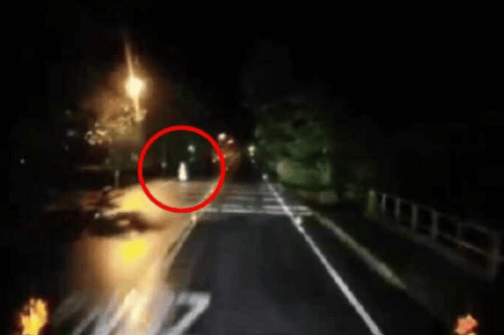 Colombia: un conductor grabó un fantasma en la ruta