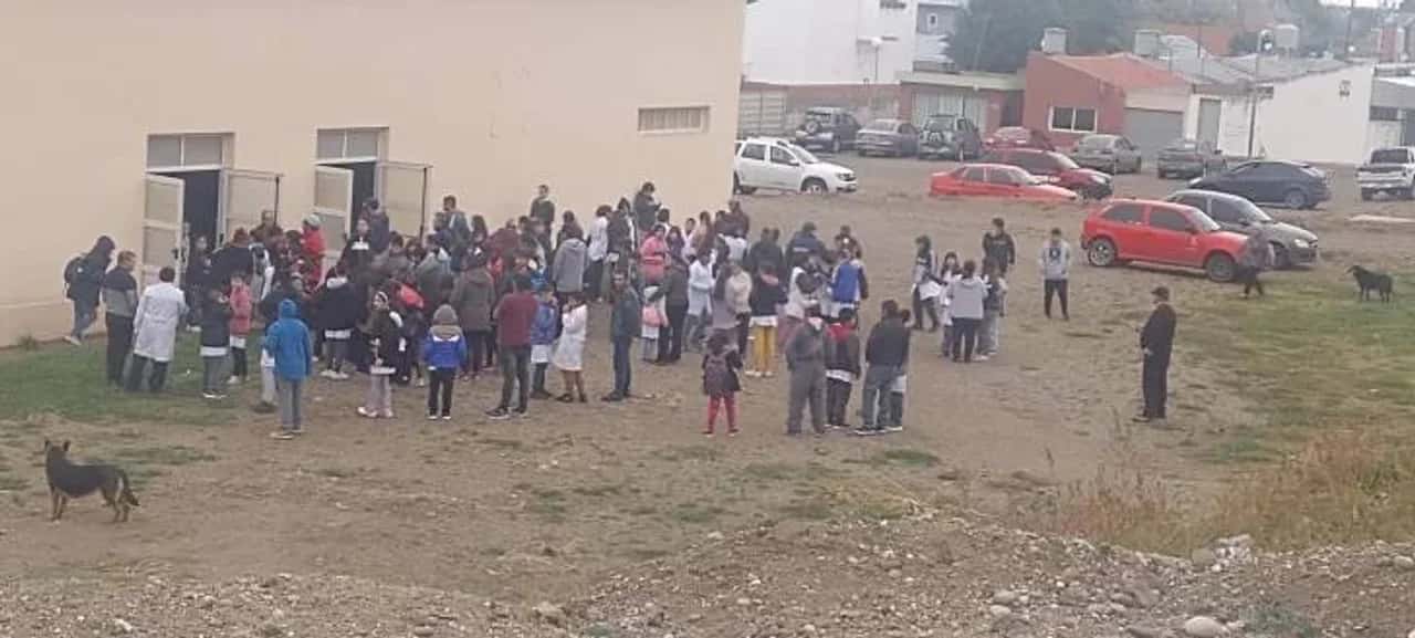 Santa Cruz: arrojaron una bomba de gas pimienta en un aula y la escuela debió suspender las clases