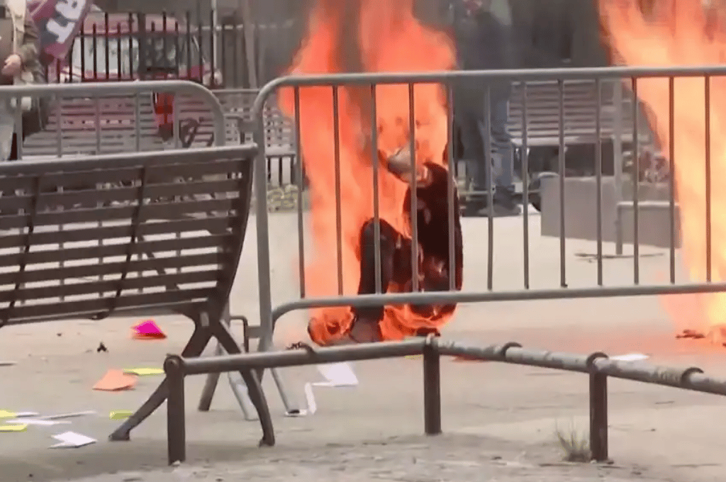 Video: un hombre se prendió fuego en los tribunales donde está siendo juzgado Trump