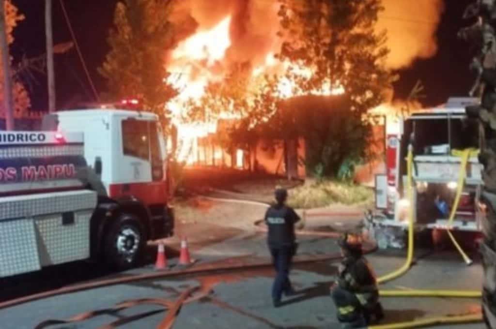 imagen Video: feróz incendio en una empresa de transporte en Mendoza