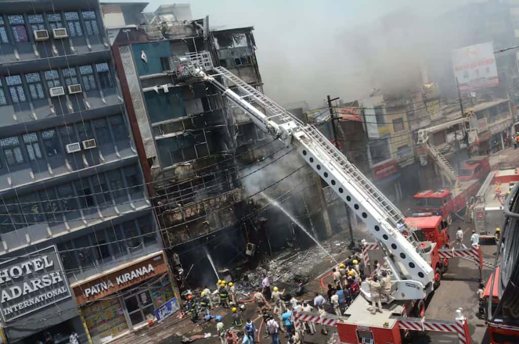 imagen India: al menos seis muertos y 20 heridos tras el incendio de un restaurante y un hotel