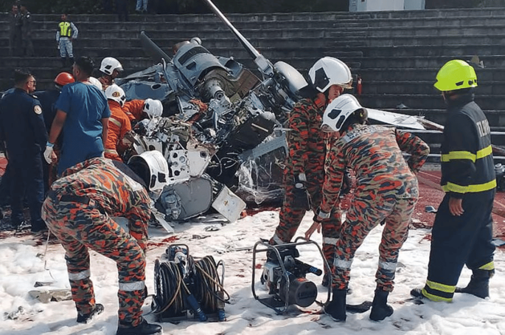 Tragedia aérea en Malasia: choque de helicópteros durante un ensayo militar dejó diez muertos