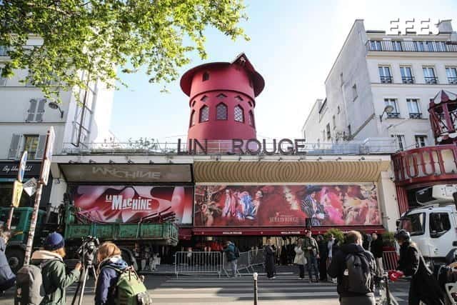 Se derrumbaron las aspas del molino del emblemático cabaret Moulin Rouge