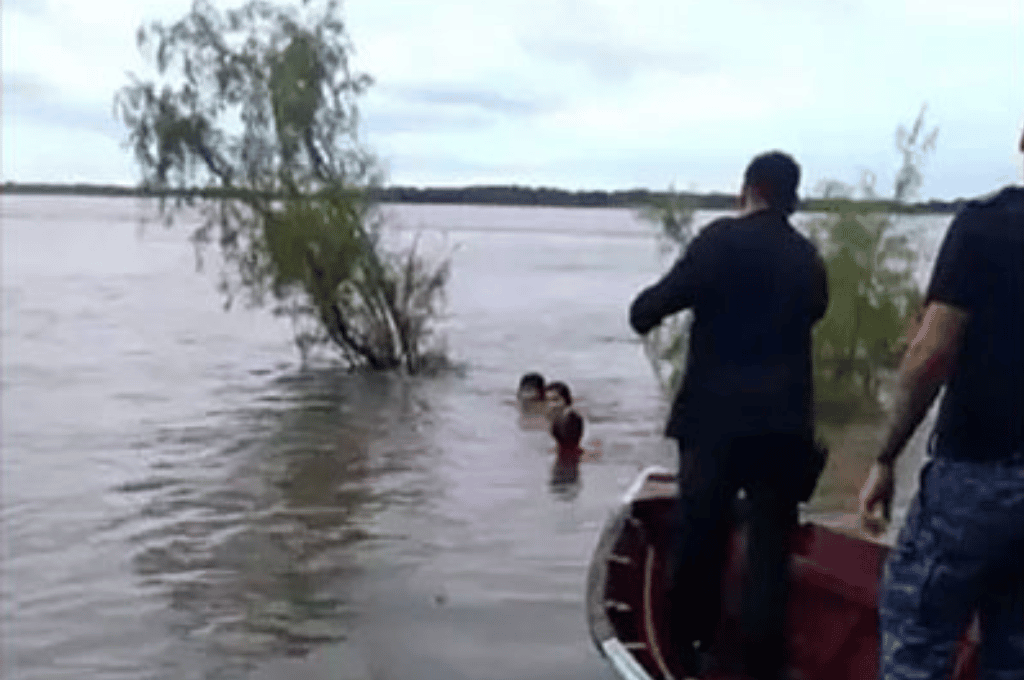 Una joven intentó suicidarse arrojándose al río Paraná, sus amigas quisieron rescatarla y casi mueren junto a ella