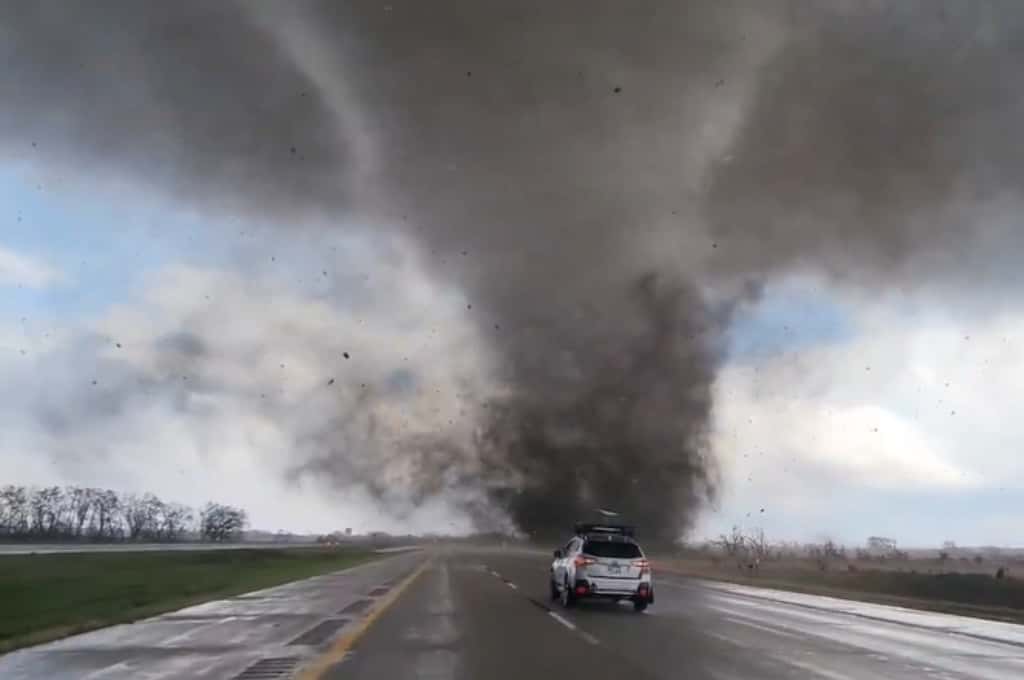 Video: violentos tornados azotan el centro de EE.UU.