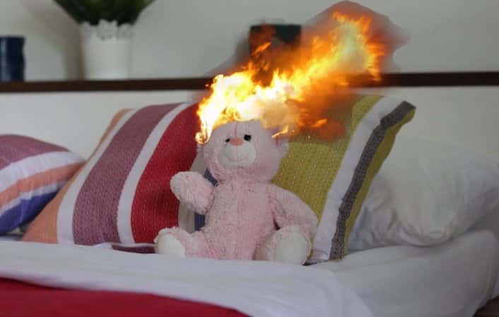 Mendoza: un nene estaba jugando con un encendedor, prendió fuego un peluche y desató un incendio en su casa