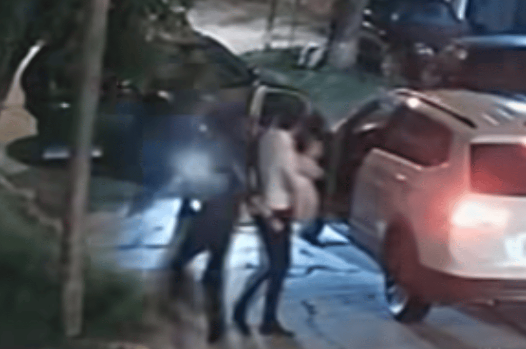 Video: mientras tenía a su bebé en brazos, lo apuntaron para robarle la camioneta