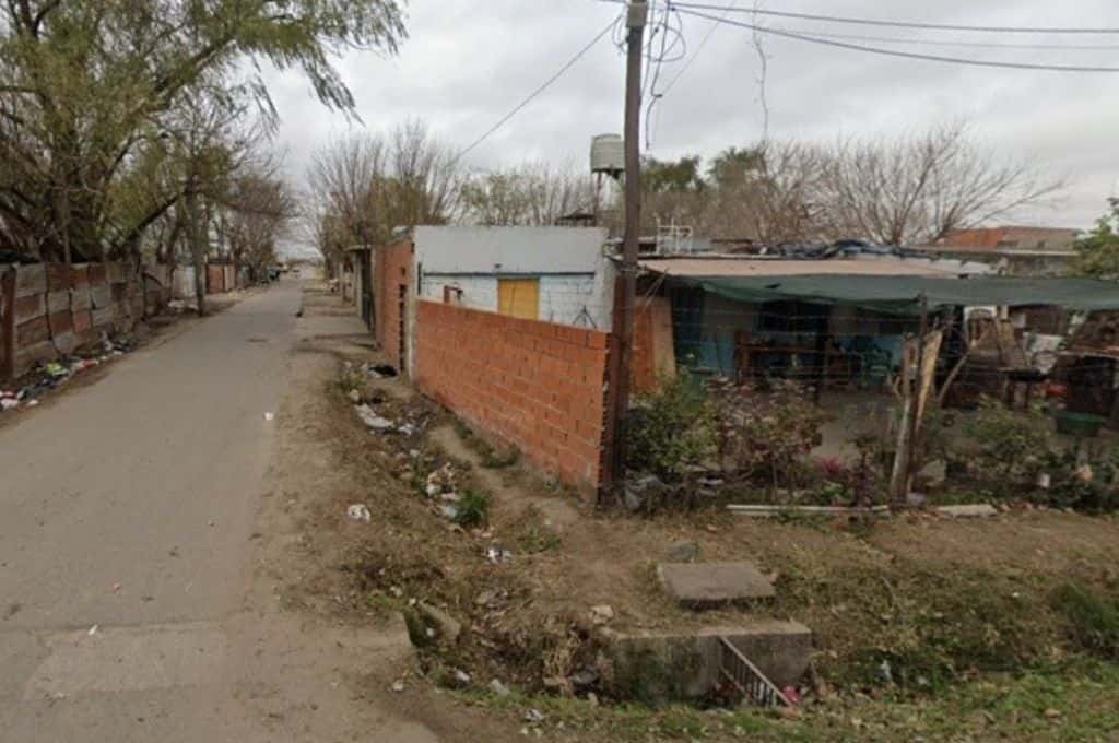 Rosario: hallaron muerto a un hombre en el patio de una casa de barrio Vía Honda