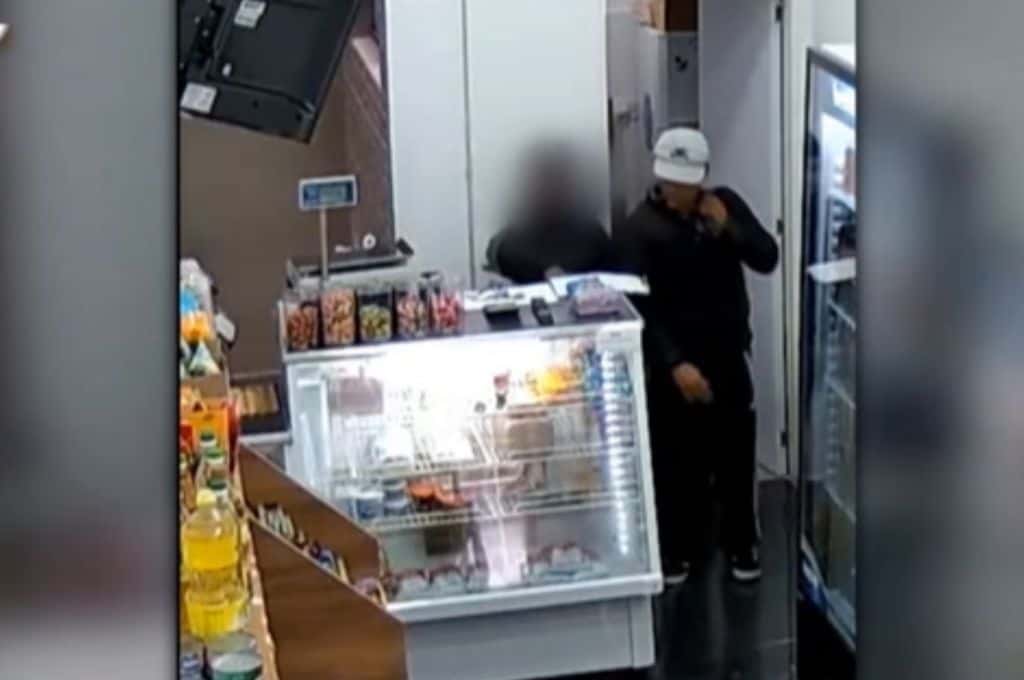 Indignante: un ladrón armado ingresó a robar con un nene de 10 años en un kiosco de Rosario