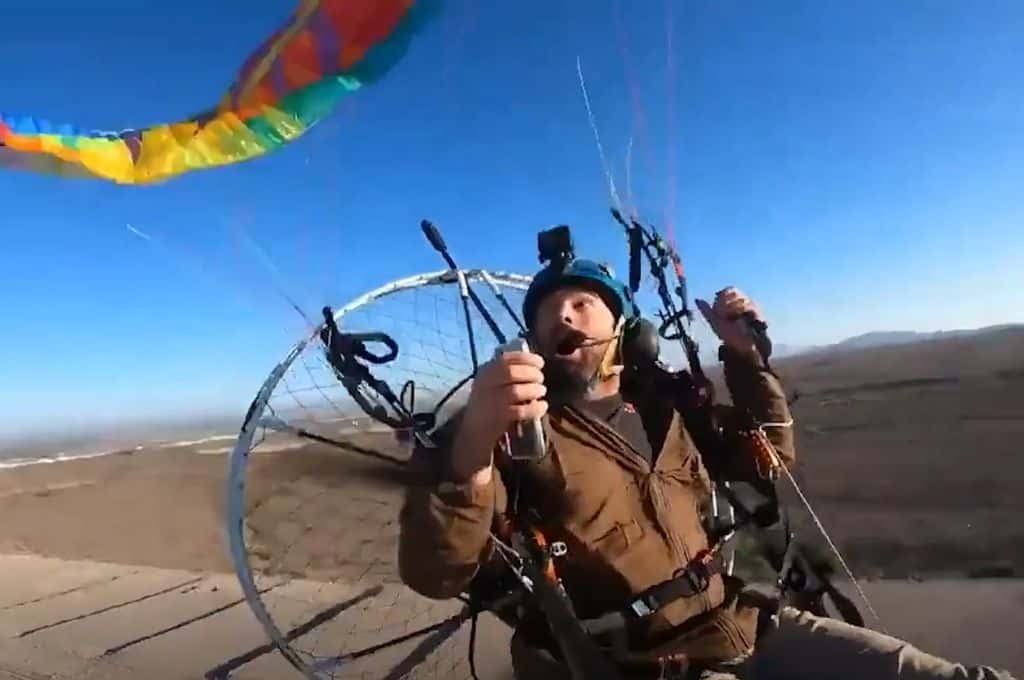 imagen El youtuber Anthony Vella cayó de 25 metros de altura mientras pilotaba un parapente motorizado