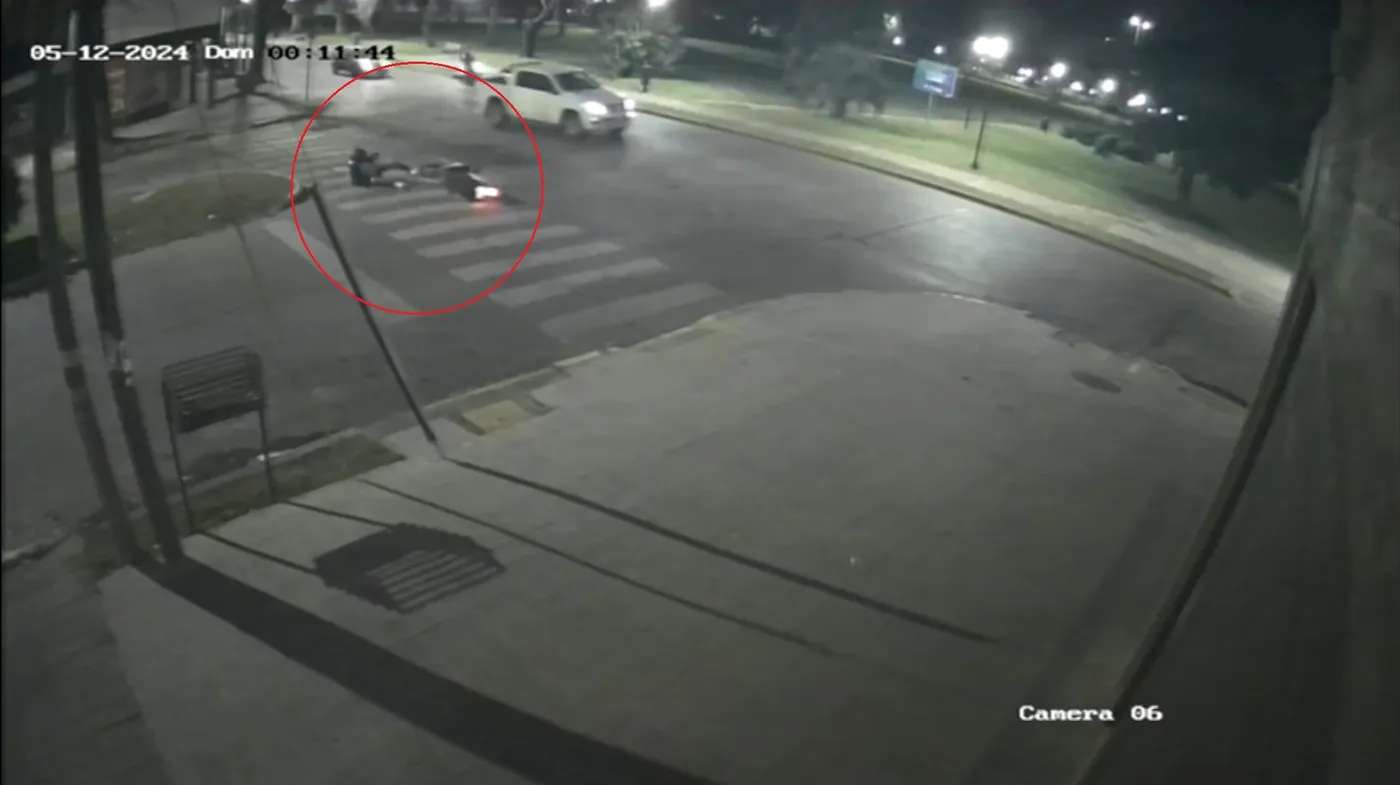 Video: una camioneta atropelló a un motociclista, lo dejó herido y se dio a la fuga