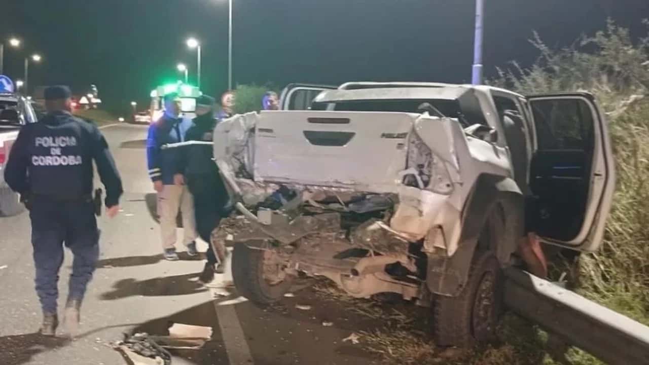 Un intendente de Córdoba sufrió un grave accidente con su camioneta al chocar contra un camión