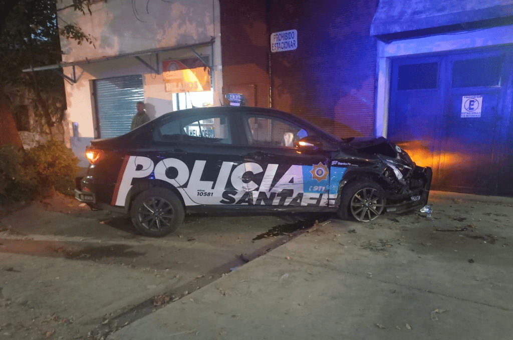 Rosario: un patrullero chocó y terminó incrustado en un portón