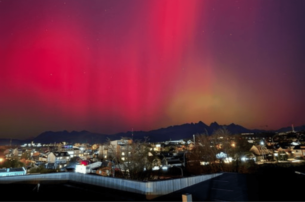 Desde Europa a Argentina: las increíbles imágenes de la aurora boreal que cautivó al mundo