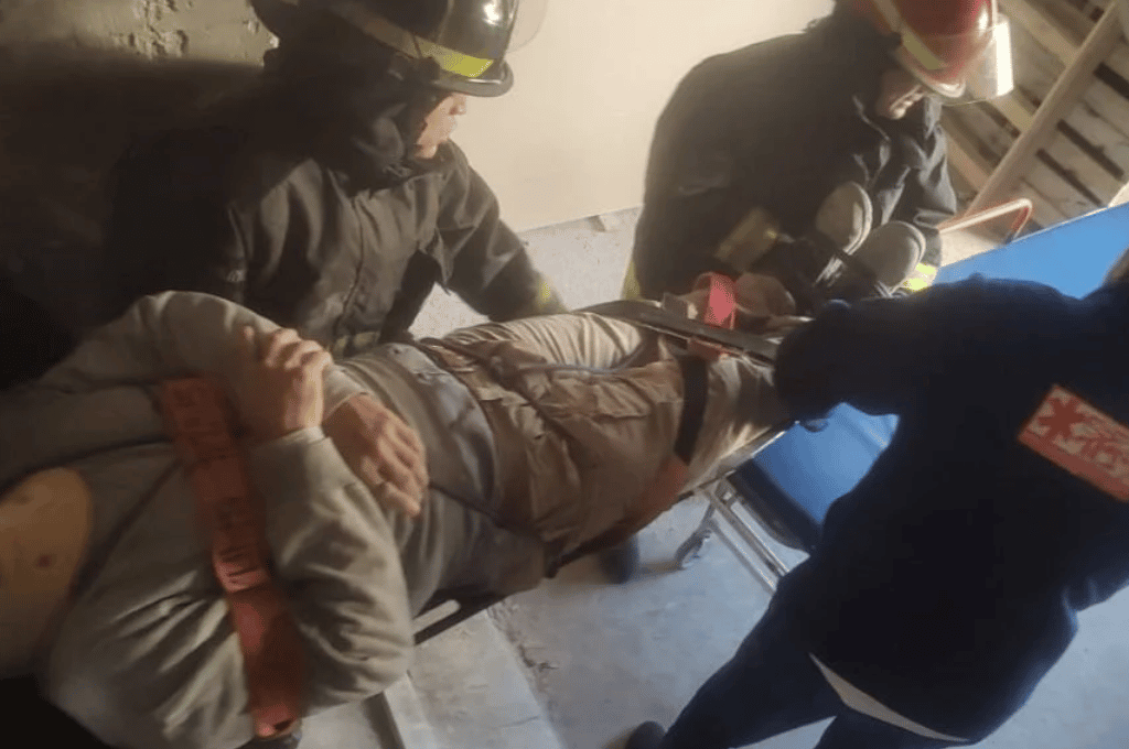 Santa Fe: bomberos rescataron a un obrero que cayó desde un andamio a un techo
