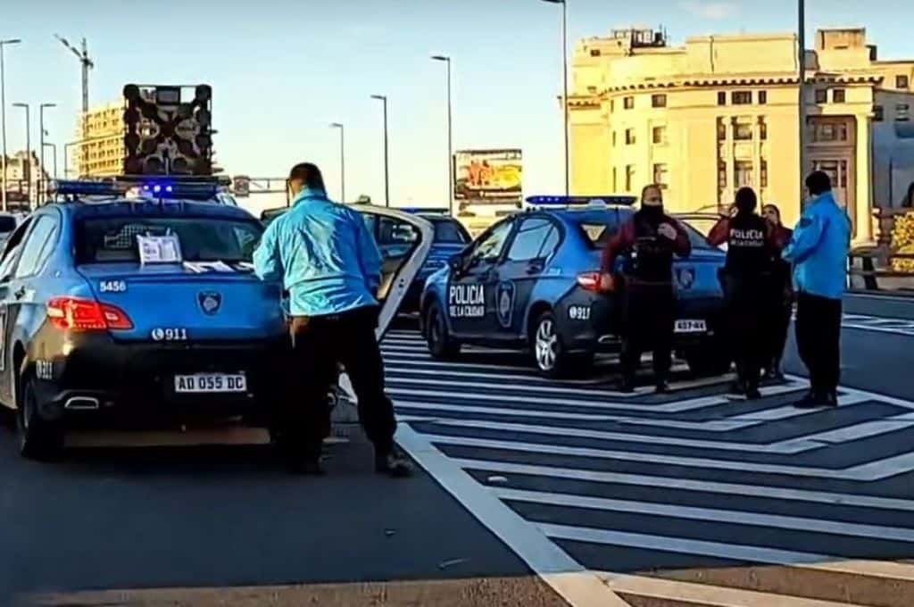 Buenos Aires: robó un celular, quiso huir por la autopista 9 de Julio y murió atropellado