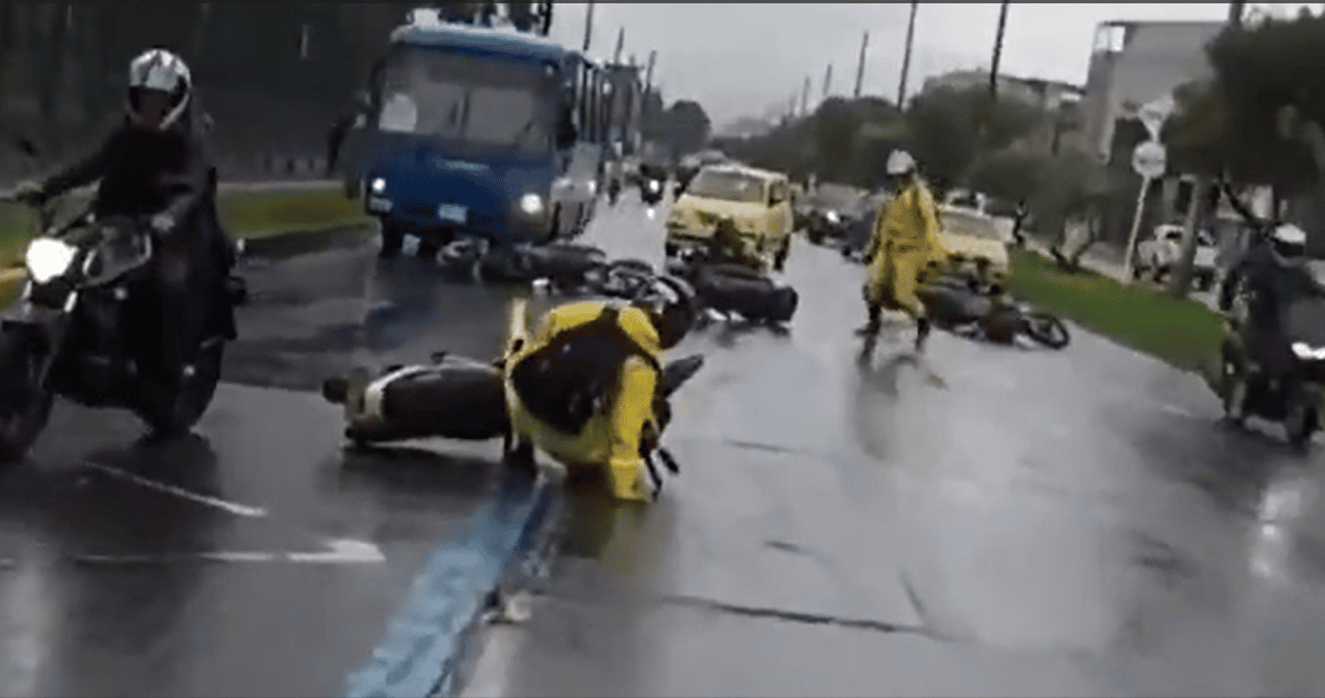Impactante video: una mancha de combustible provocò la caída de varios motociclistas en Bogotá