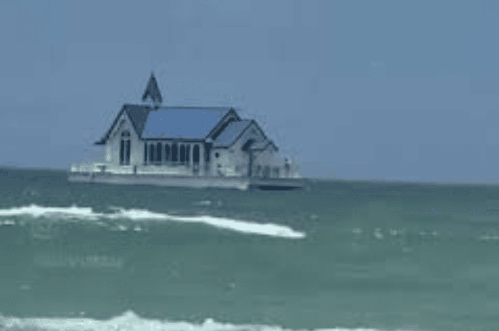 Video: una casa flotante sorprendió en una playa de Florida