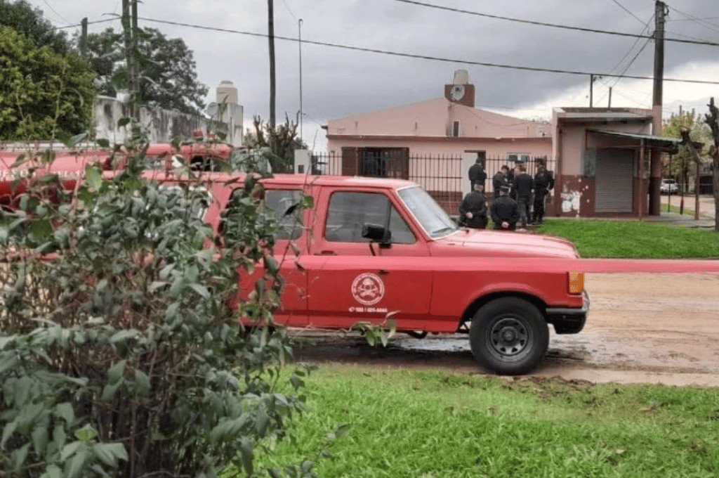 El accionar de los bomberos Zapadores y Voluntarios que concurrieron de inmediato al domicilio ubicado en barrio Nebel de Concordia.
