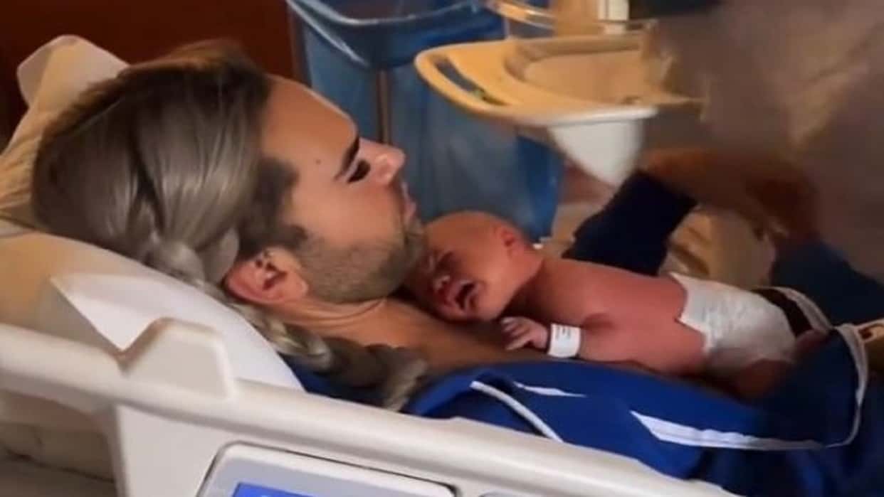 Un hombre transgénero causó polémica al mostrarse recibiendo a "su bebé" recién nacido por gestación subrogada