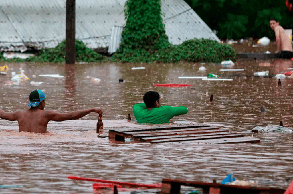 imagen Ascienden a 56 los muertos y 44.600 las personas afectadas por las devastadoras inundaciones en Brasil