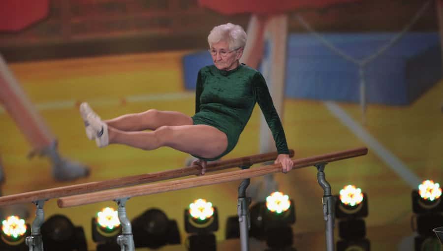 Tiene 89 años y es la gimnasta más longeva del mundo: mirá su increíble destreza