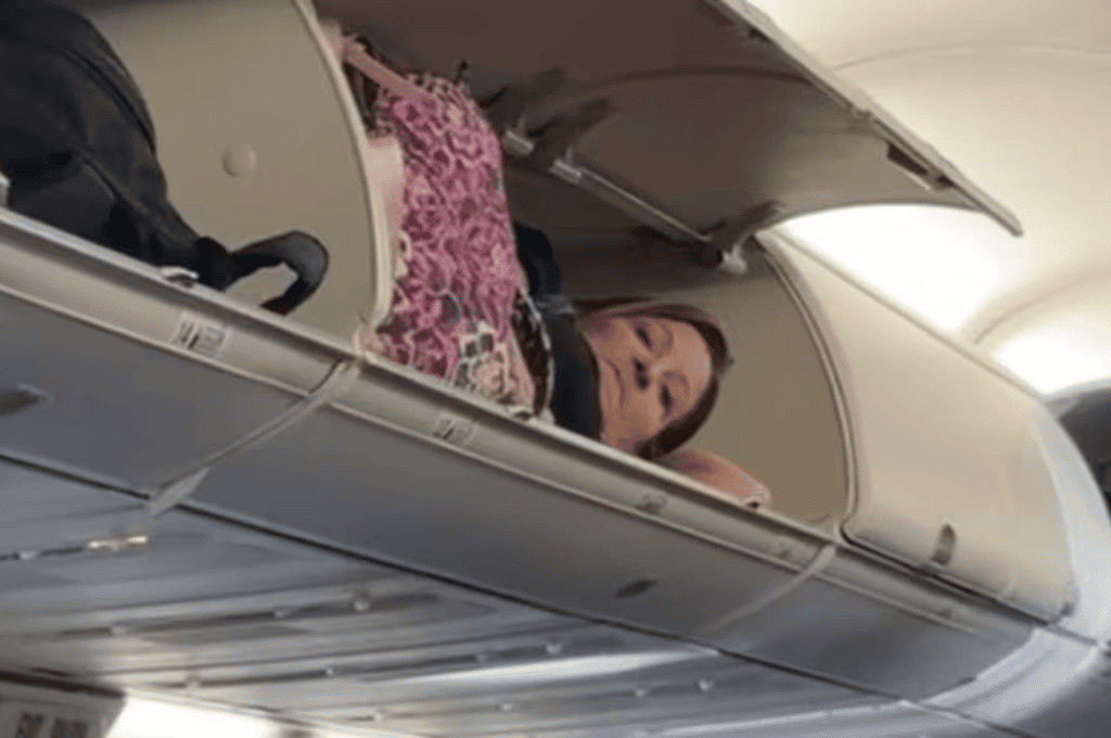 ¡De no creer! Una mujer se subió al compartimiento superior de un avión para dormir una siesta