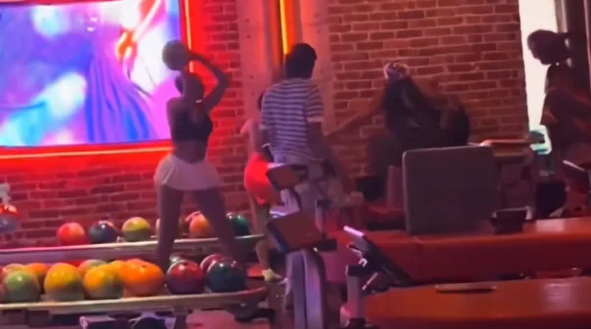 Video: una joven noqueó a otra con una bola en una pelea en el bowling