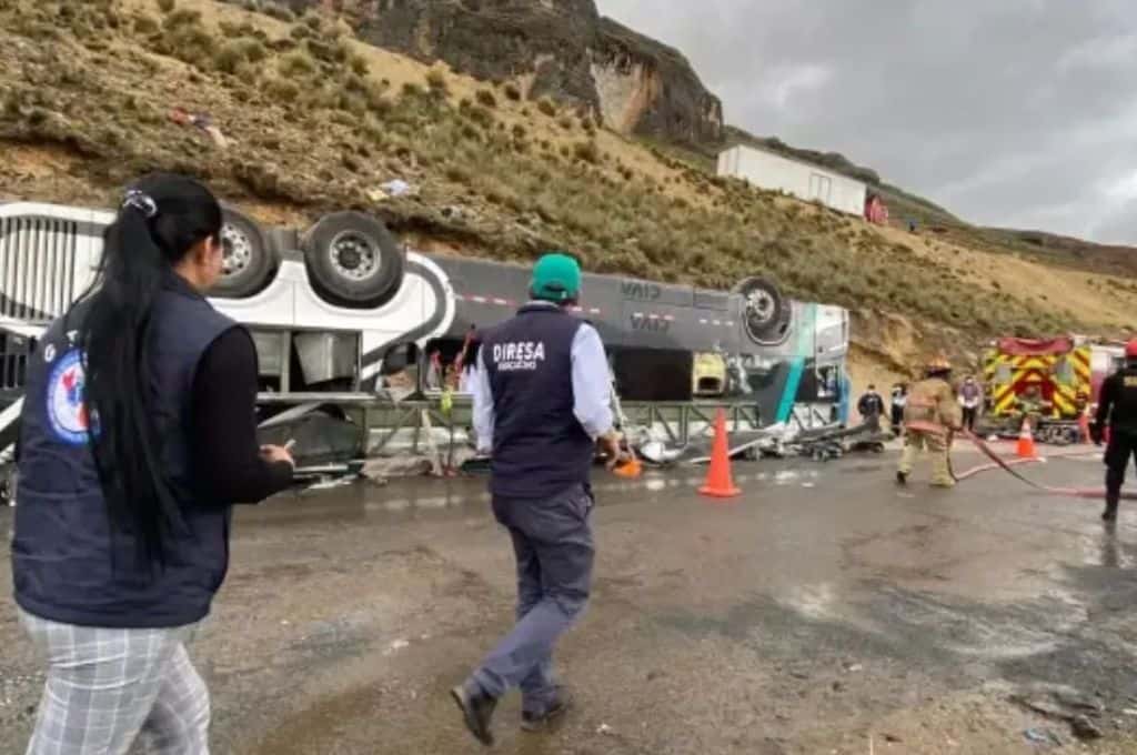 Tragedia en Perú: al menos 13 muertos y más de 20 heridos tras el vuelco de un colectivo