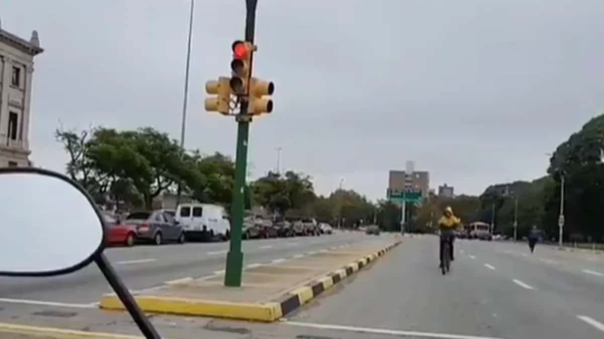 Video: un motociclista persiguió y atrapó a un ladrón que le había robado a una mujer