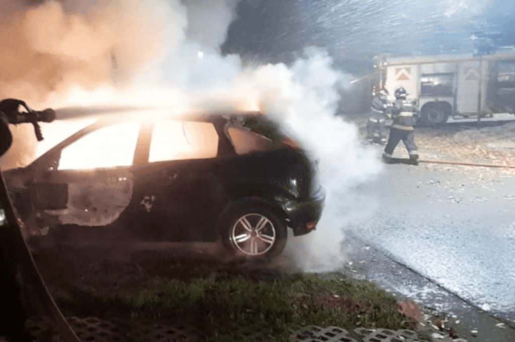 Rosario: incendiaron tres autos y dejaron notas amenazantes en distintos puntos de la ciudad