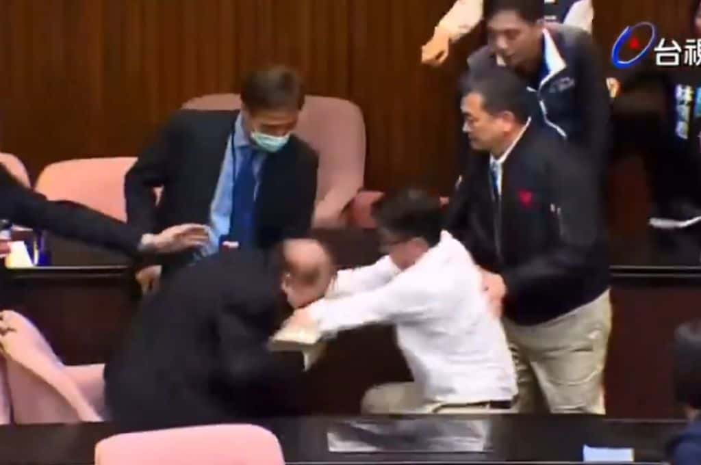 Taiwán: legisladores a las trompadas durante el tratamiento de reformas parlamentarias