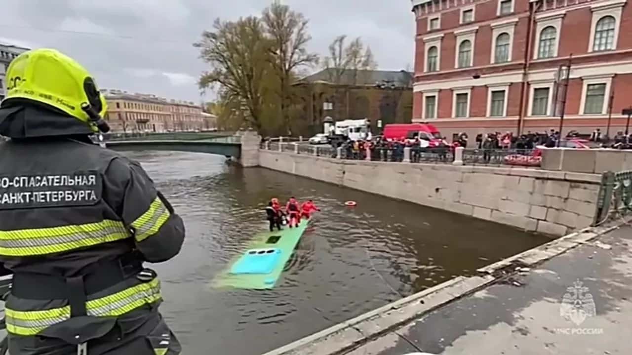 Un colectivo cayó a un río de San Petersburgo: hay al menos cuatro muertos