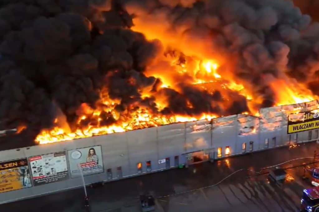 imagen Voraz incendio en Varsovia: las llamas destruyeron un centro comercial