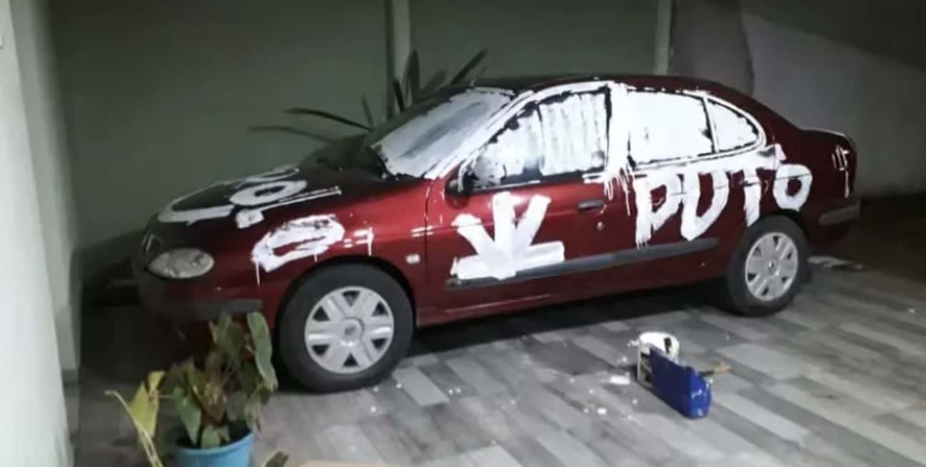 El Renault Megane de la familia fue intervenido con pintura blanca.