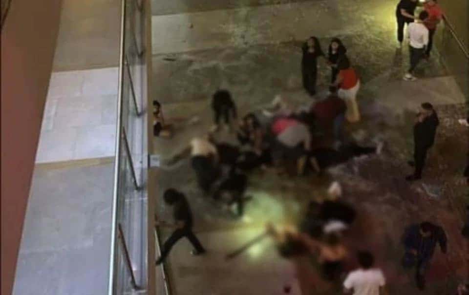 Video: el impactante momento que colapsó el barandal de un bar en México y dejó al menos dos muertos
