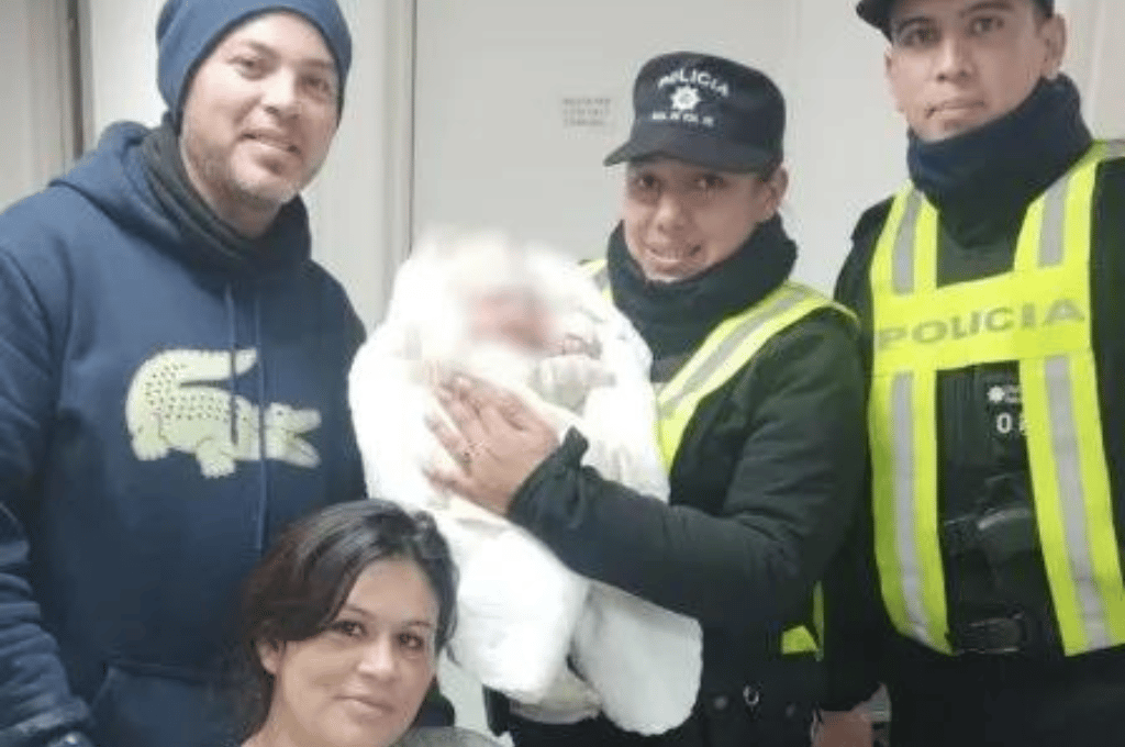 Policías en acción: asistieron a una mujer que dio a luz dentro de un auto en Rosario
