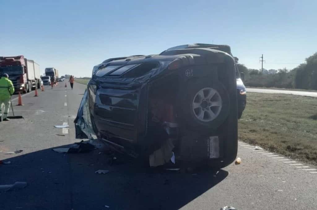 El vehículo quedó atravesado en una de las manos de la autopista, dificultando la circulación.