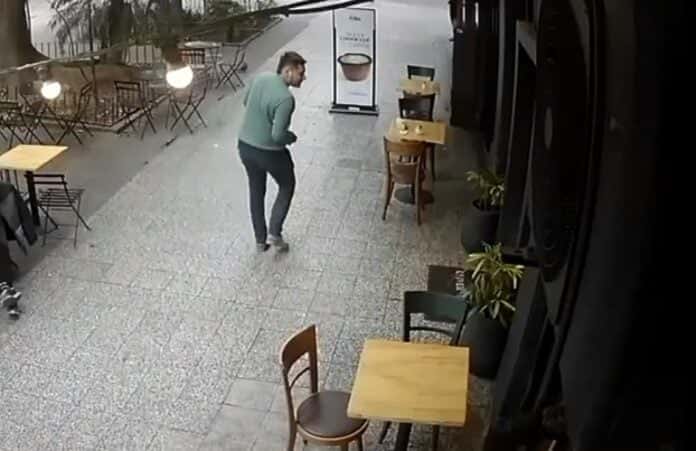 Video viral: un joven se estrelló contra un cartel por saludar a un conocido