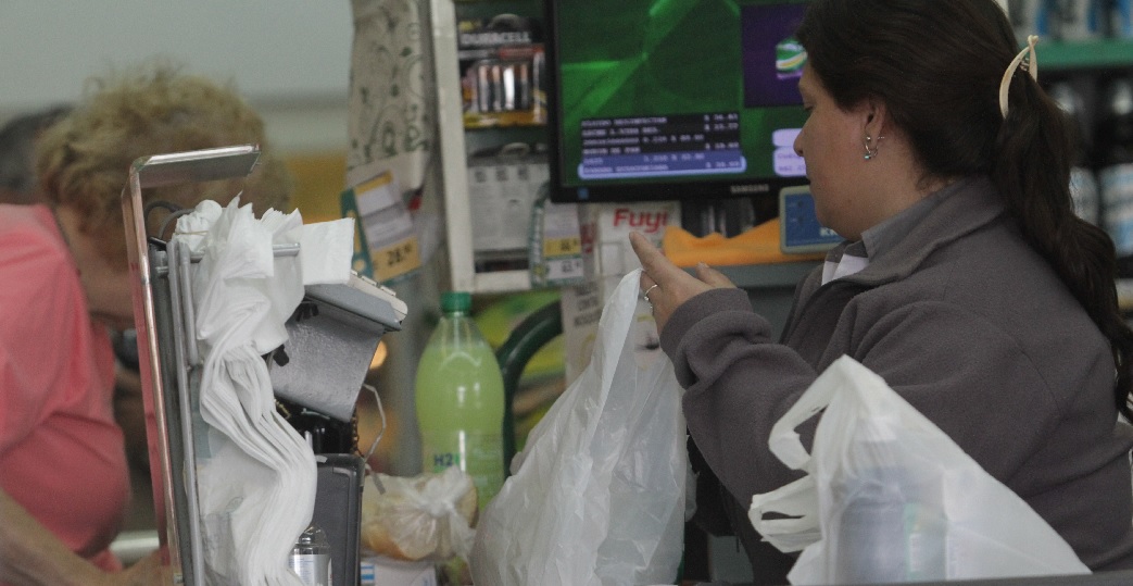 Estudian cómo sacarle nafta a las bolsitas de los súper