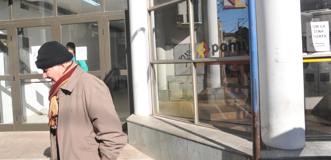 Cirujanos levantarían el corte a afiliados de Pami